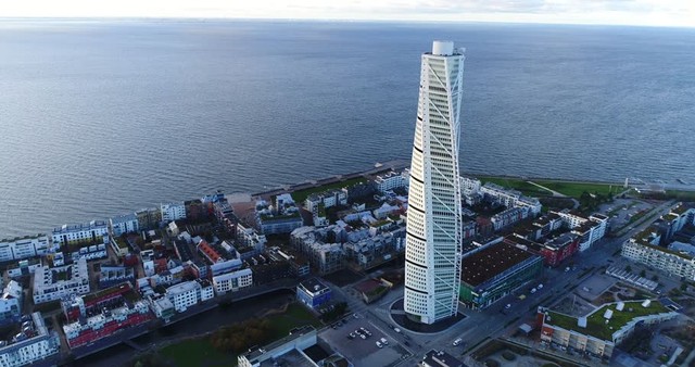 Menara Turning Torso Calatrava di Swedia yang menggunakan analogi tubuh laki-laki yang berputar. Sumber : https://www.shutterstock.com/id/video/clip-34168174-malmo-turning-torso