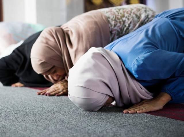 Ilustrasi umat Muslim melaksanakan sujud dalam ibadahnya. Foto: Pexels