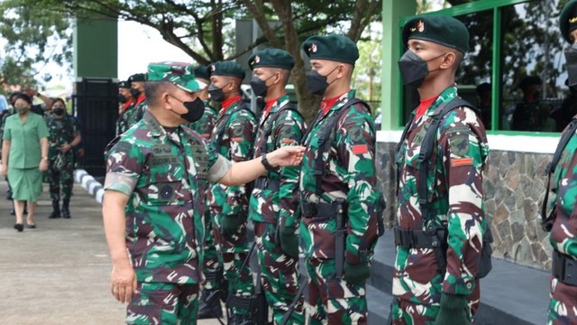 KSAD Jenderal TNI Dudung Abdurachman memberikan pengarahan kepada para Komandan Satuan beserta istri di Makodam XII/Tanjungpura, Pontianak, Rabu (5/1). Foto: TNI AD