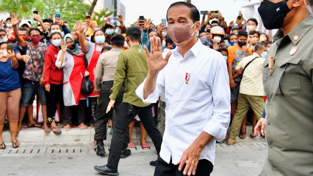 Presiden Joko Widodo membagikan bantuan tunai di sekitar alun-alun Semarang, Jawa Tengah.  Foto: Laily Rachev/Biro Pers Sekretariat Presiden