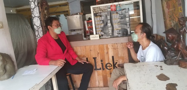 Berbincang menjelaskan tujuan dan target yang akan dicapai selama melakukan KKN ditempat beliau (Foto: Pribadi)