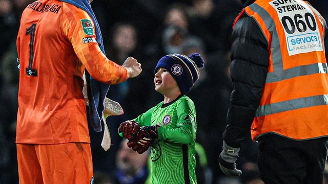 Seorang fans masuk ke lapangan dan meminta sarung tangan milik kiper Chelsea, Kepa Arrizabalaga. Foto: Chelsea