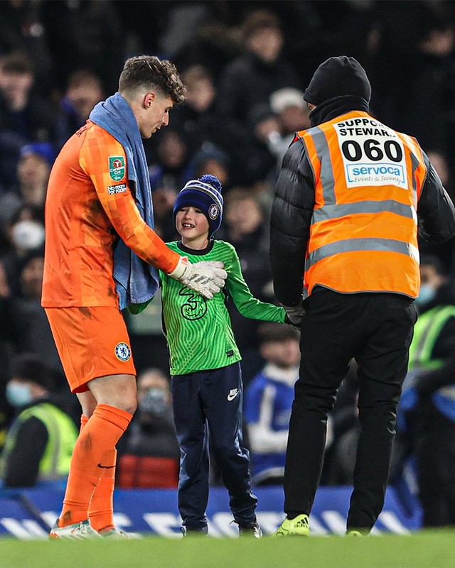 Seorang fans masuk ke lapangan dan meminta sarung tangan milik kiper Chelsea, Kepa Arrizabalaga. Foto: Chelsea