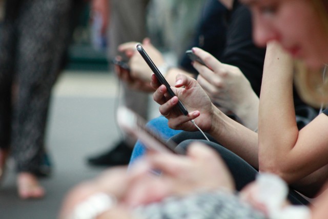 Ilustrasi Cek IMEI. Foto: Robin Worrall/Unsplash