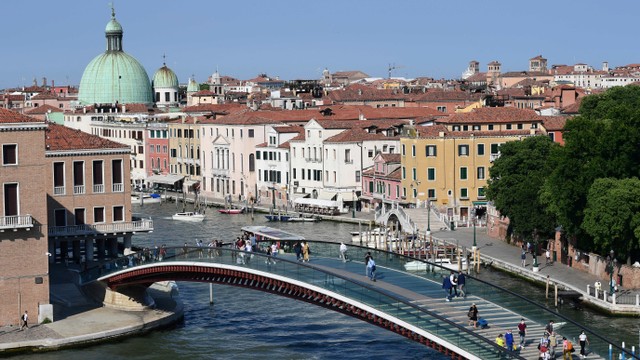 Jembatan kaca Ponte Della Costituzione di Venesia yang bikin turis terjatuh terpleset bakal diganti. Foto: Miguel Medina/AFP