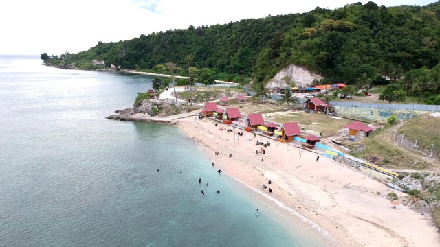 Foto udara objek wisata Pantai Tilalohe di Desa Biluhu Timur, Kabupaten Gorontalo, Gorontalo, Rabu (5/1/2022). Foto: Adiwinata Solihin/Antara Foto