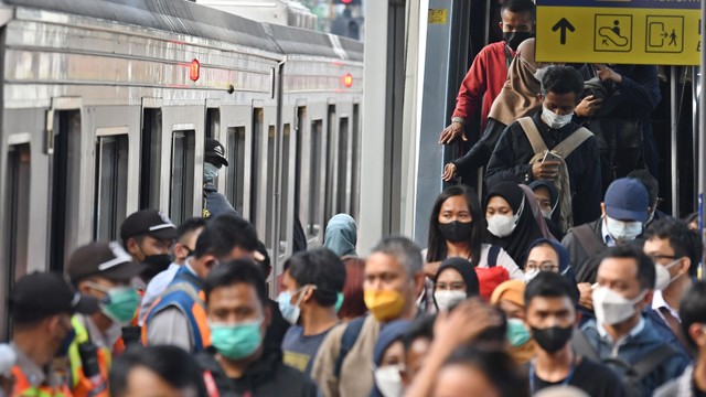 Sejumlah calon penumpang antre memasuki gerbong kereta rel listrik (KRL) Commuter Line Jabodetabek di Stasiun KA Tanah Abang, Jakarta, Rabu (5/1/2022). Foto: Aditya Pradana Putra/Antara Foto