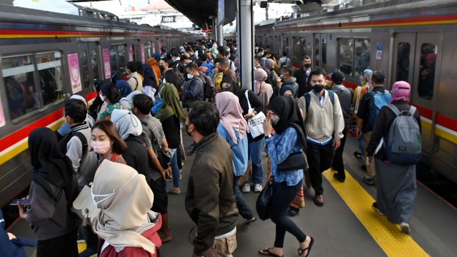 Sejumlah calon penumpang memasuki gerbong kereta rel listrik (KRL) Commuter Line Jabodetabek di Stasiun KA Tanah Abang, Jakarta, Rabu (5/1/2022). Foto: Aditya Pradana Putra/Antara Foto