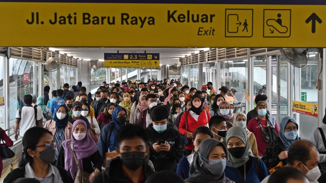 Sejumlah calon penumpang kereta rel listrik (KRL) Commuter Line Jabodetabek mengantre masuk peron di Stasiun KA Tanah Abang, Jakarta, Rabu (5/1/2022). Foto: Aditya Pradana Putra/Antara Foto