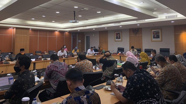 Rapat evaluasi tahunan BUMD pangan dengan DKPKP dan Komisi B DPRD DKI Jakarta di Gedung DPRD DKI, Kamis (6/1). Foto: Haya Syahira/kumparan