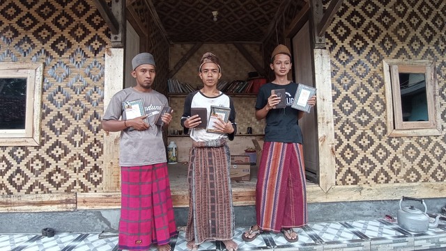 Santri Putra Pondok Pesantren Hidayatul Ulum menerima bantuan dari Aksi Cepat Tanggap Serang Raya