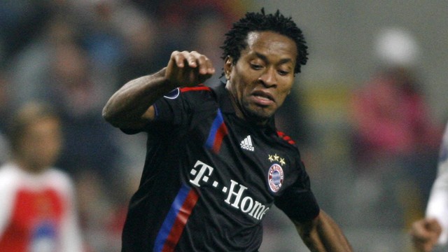 Ze Roberto saat jadi pemain di Bayern Muenchen. Foto: MIGUEL RIOPA/AFP