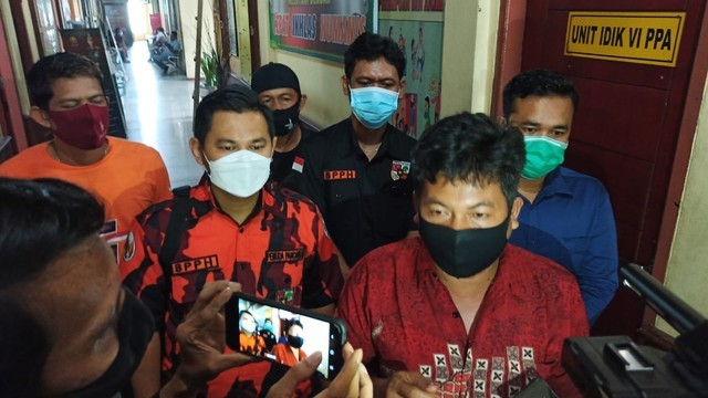 ORANG TUA remaja 15 tahun diduga korban pemerkosaan dilakukan anak anggota DPRD Pekanbaru melaporkan apa dialami anaknya ke Mapolresta Pekanbaru, Jumat (19/11/2021).  (FOTO: SELASAR RIAU/DEFRI CANDRA)