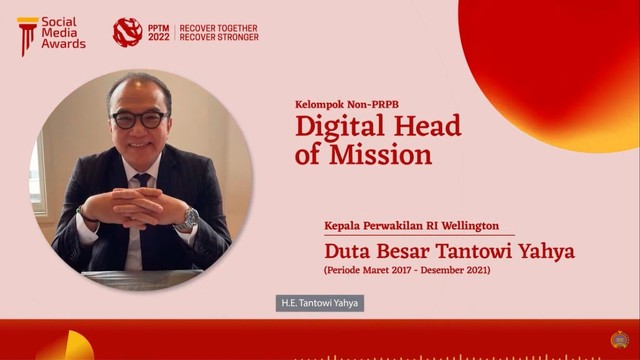 Penerima Social Media Awards kategori Digital Head of Mission, Duta Besar Tantowi Yahya. Foto: YouTube/MoFA Indonesia