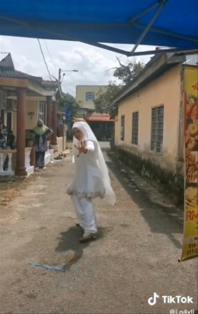 Batal Anggun, Pengantin Wanita Ini Diminta Tunjukkan Silat di Depan Para Tamu (97183)