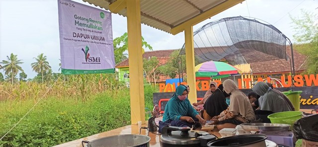 Dapur Umum untuk Warga Semeru dari PT. Sarana Multi Infrastruktur dan IZI