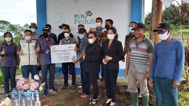 Penyerahan bantuan PLN UIW Suluttenggo lewat program Electrifying Agriculture kepaa para petani yang ada di perkebunan Wawo, Kota Tomohon, Sulawesi Utara