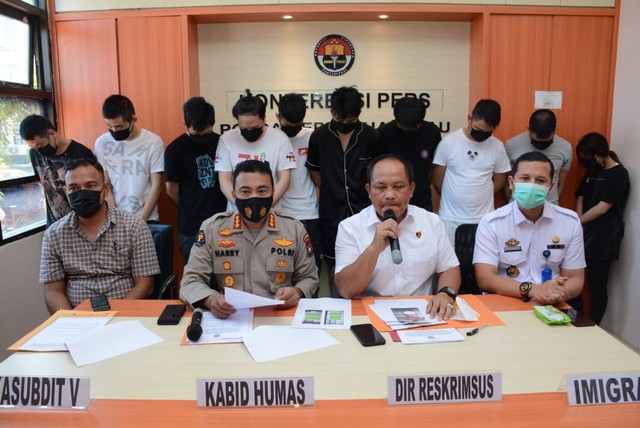 Polisi saat menghadirkan pelaku dalam jumpa pers di Polda Kepri, Kamis (6/1). Foto: Rega/kepripedia.com