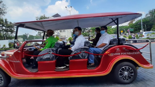 Wali Kota Solo, Gibran Rakabuming Raka, menjajal mobil listrik wisata di Jalan Jenderal Sudirman, Solo, Jumat (15/10/2021). FOTO: Tara Wahyu