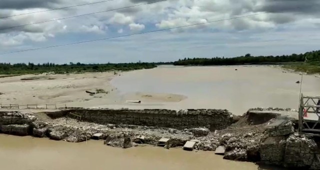Keterangan foto: Kondisi jembatan darurat Benenain di Kabupaten Malaka yang roboh akibat banjir besar. Foto : Istimewa