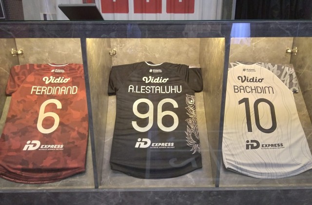 Jersey name set pemain Persis Solo dipajang di Persis Store. FOTO: Agung Santoso