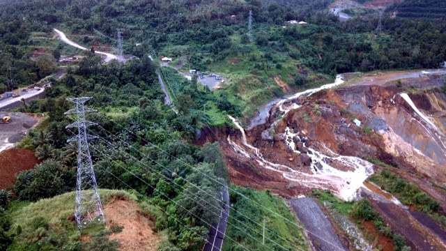 Kondisi jalan yang longsor di area KEK Likupang. (foto: febry kodongan/manadobacirita)