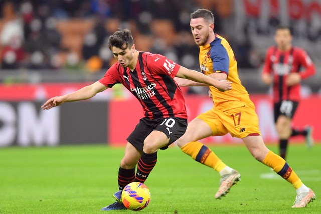 Pemain AC Milan Brahim Diaz  berusaha melewati pemain AS Roma Jordan Veretout pada pertadingan lanjutan Liga Italia di San Siro, Milan, Italia. Foto: Daniele Mascolo/REUTERS