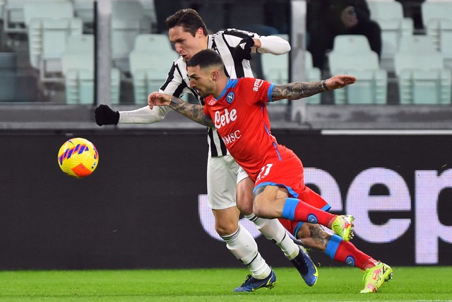 Pemain Juventus Federico Chiesa berebut bola dengan pemain Napoli Matteo Politano pada pertandingan lanjutan Liga Italia di Allianz Stadium, Turin, Italia. Foto: Massimo Pinca/REUTERS