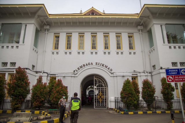 Dua orang petugas berjaga di gedung Lembaga Eijkman di Jalan DiponegoroDipo, Jakarta. Foto: Aditia Noviansyah/kumparan