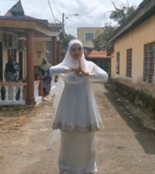 Viral pengantin wanita gagal anggun karena dipaksa menunjukkan teknik pencak silat di pernikahannya sendiri. (Foto: TikTok @i.n4yli)