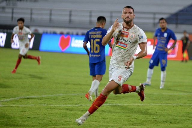 Pesepak bola Persija Jakarta Marko Simic melakukan selebrasi usai mencetak gol. Foto: ANTARA FOTO/Fikri Yusuf