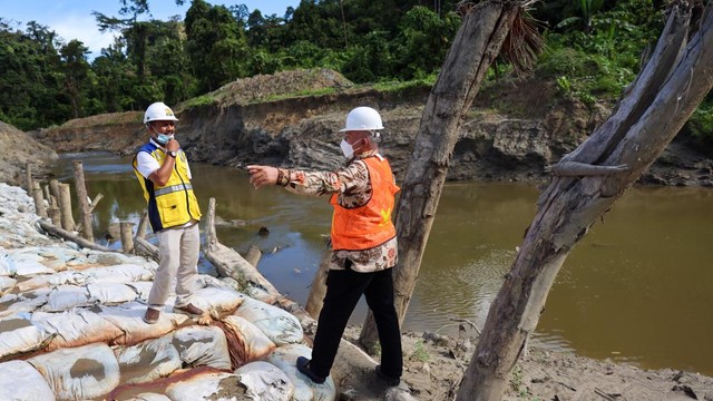 Sekda Aceh (kanan) meninjau proyek irigasi di Simeulue, Aceh, September 2021. Foto: Suparta/acehkini 