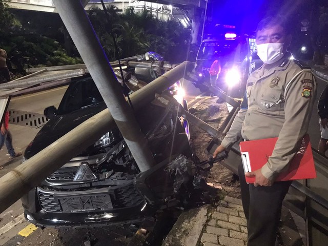 Polisi dilokasi kecelakaan mobil Mitsubishi Pajero yang menabrak tiang penunjuk jalan hingga rubuh di Manggarai, Jakarta Selatan, Jumat (7/1). Foto: Dok. Istimewa