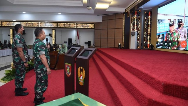 KSAD Jenderal Dudung Abdurachman saat memberikan pengarahan kepada seluruh unsur komandan satuan dan prajurit di Kodam VI/Mulawarman, Balikpapan. Foto: TNI AD