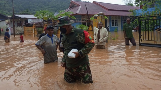 Banjir di pemukiman padat penduduk Abepura, Kota Jayapura. (Foto: Penrem 172/PWY) 