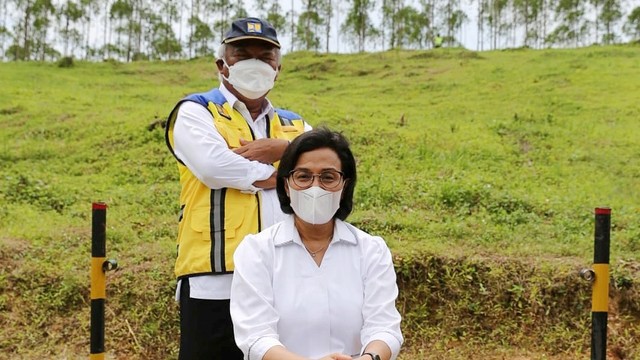 Menteri PUPR Basuki Hadimuljono berfoto bersama Menteri Keuangan Sri Mulyani Indrawati. Foto: Twitter/@KemenPU