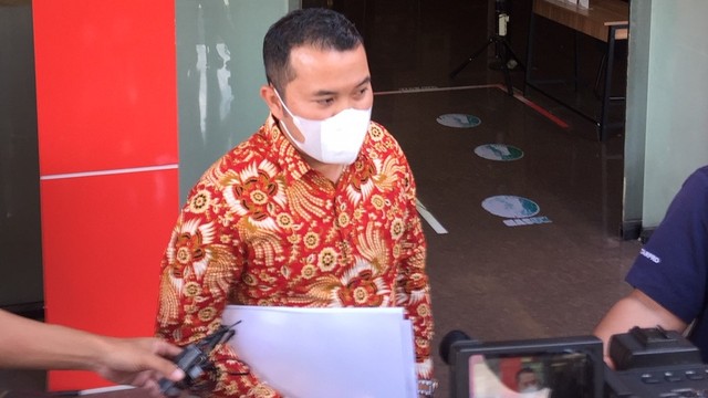 Kuasa hukum Irwansyah, Zakir Rasyidin, di Polres Metro Jakarta Selatan, Jumat (7/1). Foto: Giovanni/kumparan