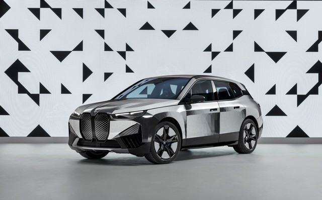 BMW iX yang dapat berubah warna dengan menggunakan teknologi E Ink Foto: dok. BMW 