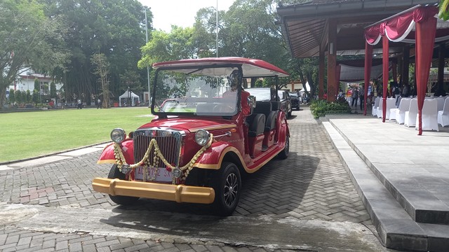 Mobil listrik wisata di halaman Balai Kota Solo. FOTO: Tara Wahyu