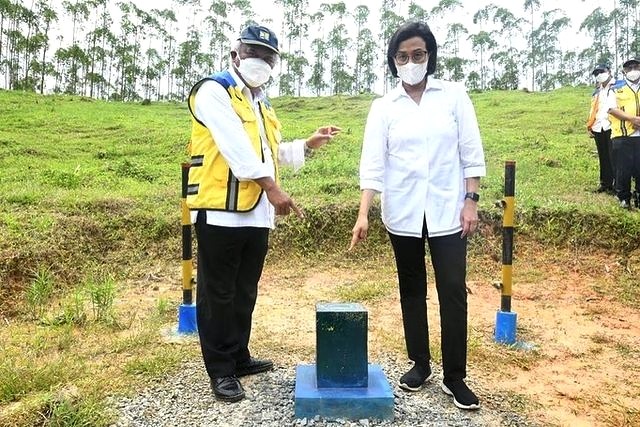 Menteri PUPR Basuki Hadimuljono dan Menkeu Sri Mulyani di titik nol ibu kota baru di Kalimantan Timur. Foto: Instagram/@smindrawati