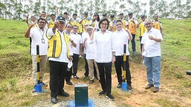 Menteri PUPR Basuki Hadimuljono dan Menkeu Sri Mulyani di titik nol ibu kota baru di Kalimantan Timur. Foto: Instagram/@smindrawati