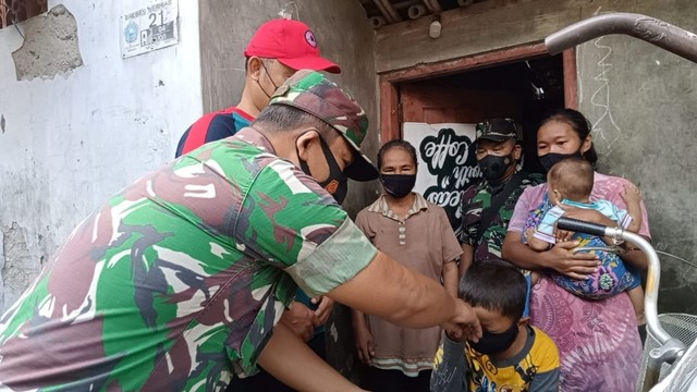 TNI memberikan bantuan kepada bocah pemulung di Brebes yang viral karena menghidupi keluarganya. 