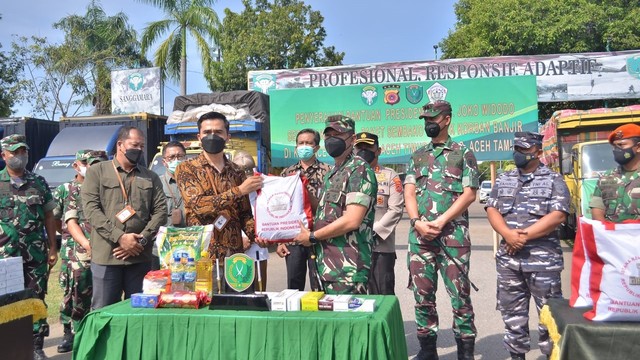 Penyerahan 12 ribu paket bantuan sembako dari Presiden Jokowi untuk masyarakat terdampak banjir tiga kabupaten di Aceh. Foto: Dok. Laung