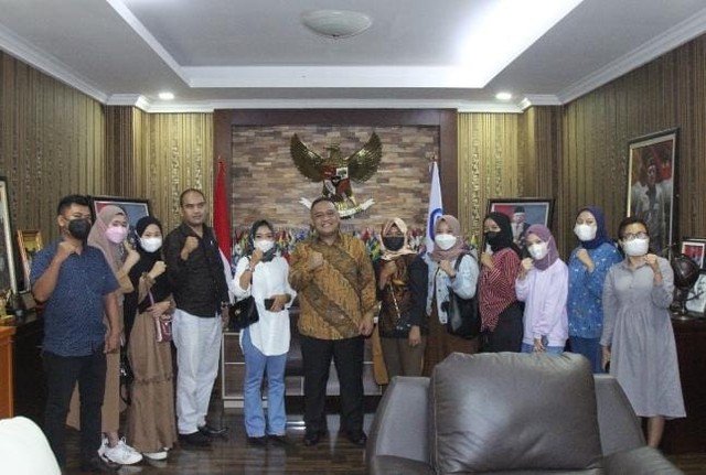 Kepala BP2MI menerima pengaduan 6 PMI asal Lampung dalam kasus TPPO PMI, Kamis (6/1). | Foto: BP2MI