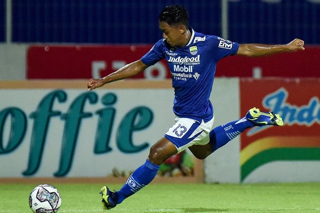 Persib melawan Persita dalam laga pekan ke-18 Liga 1 2021/22 di Stadion Gelora Ngurah Rai Denpasar, Bali, pada Jumat (7/1) malam WIB. Foto: Twitter/@persib