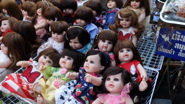 Boneka Luk Thep yang dijual di Thailand. Foto: Shutter Stock