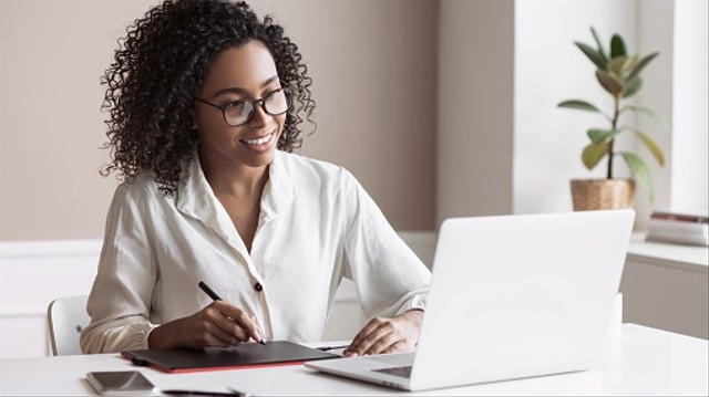 Perempuan bekerja (Poike/Getty Images/iStockphoto)