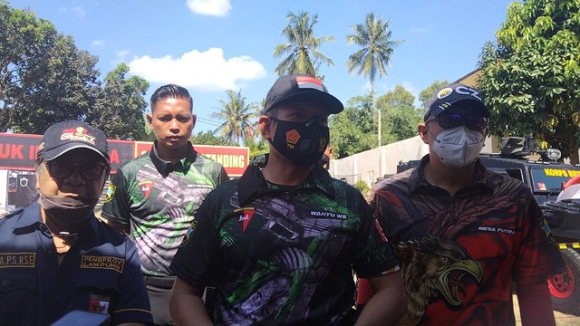 Momen Dansat Brimob Polda Lampung Buka Lomba Menembak Karawista Cup 2022 (1)