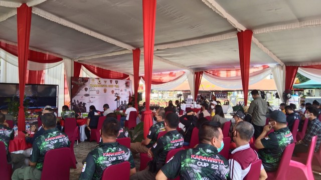 Momen Dansat Brimob Polda Lampung Buka Lomba Menembak Karawista Cup 2022 (2)
