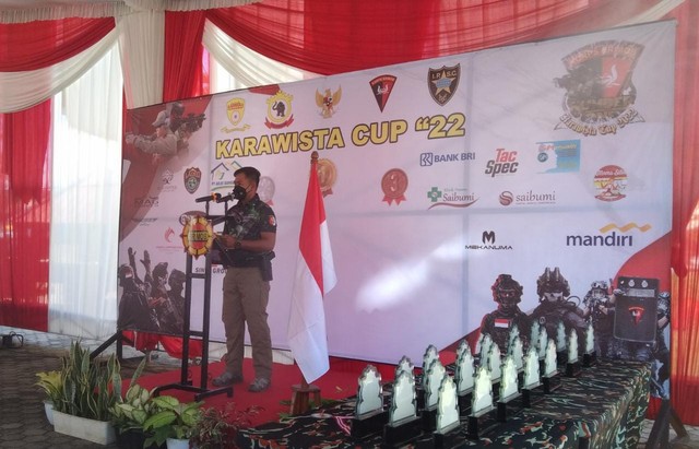 Momen Dansat Brimob Polda Lampung Buka Lomba Menembak Karawista Cup 2022 (3)